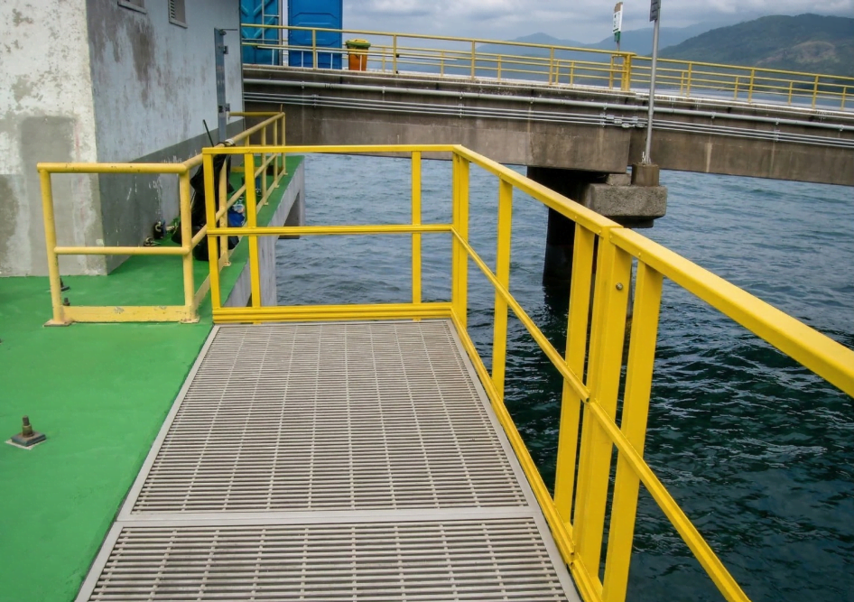 Walkway with floor gratings