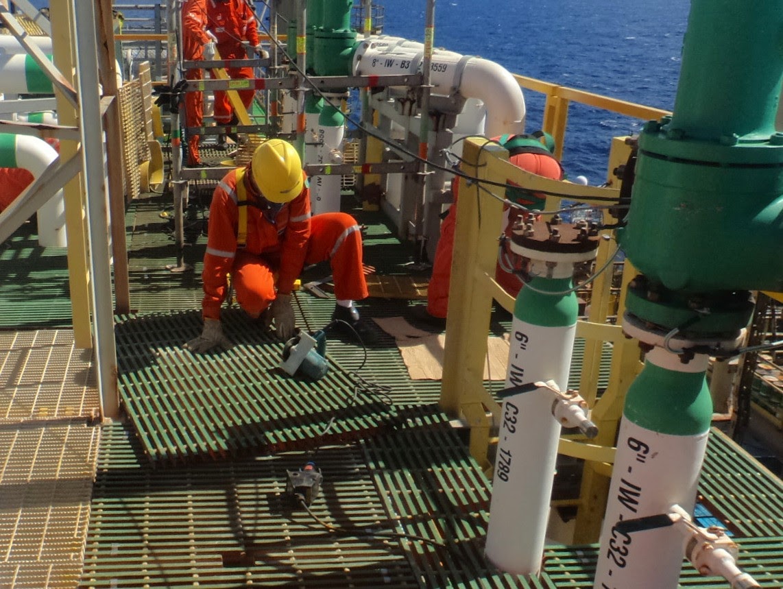 Gratings on an industrial platform